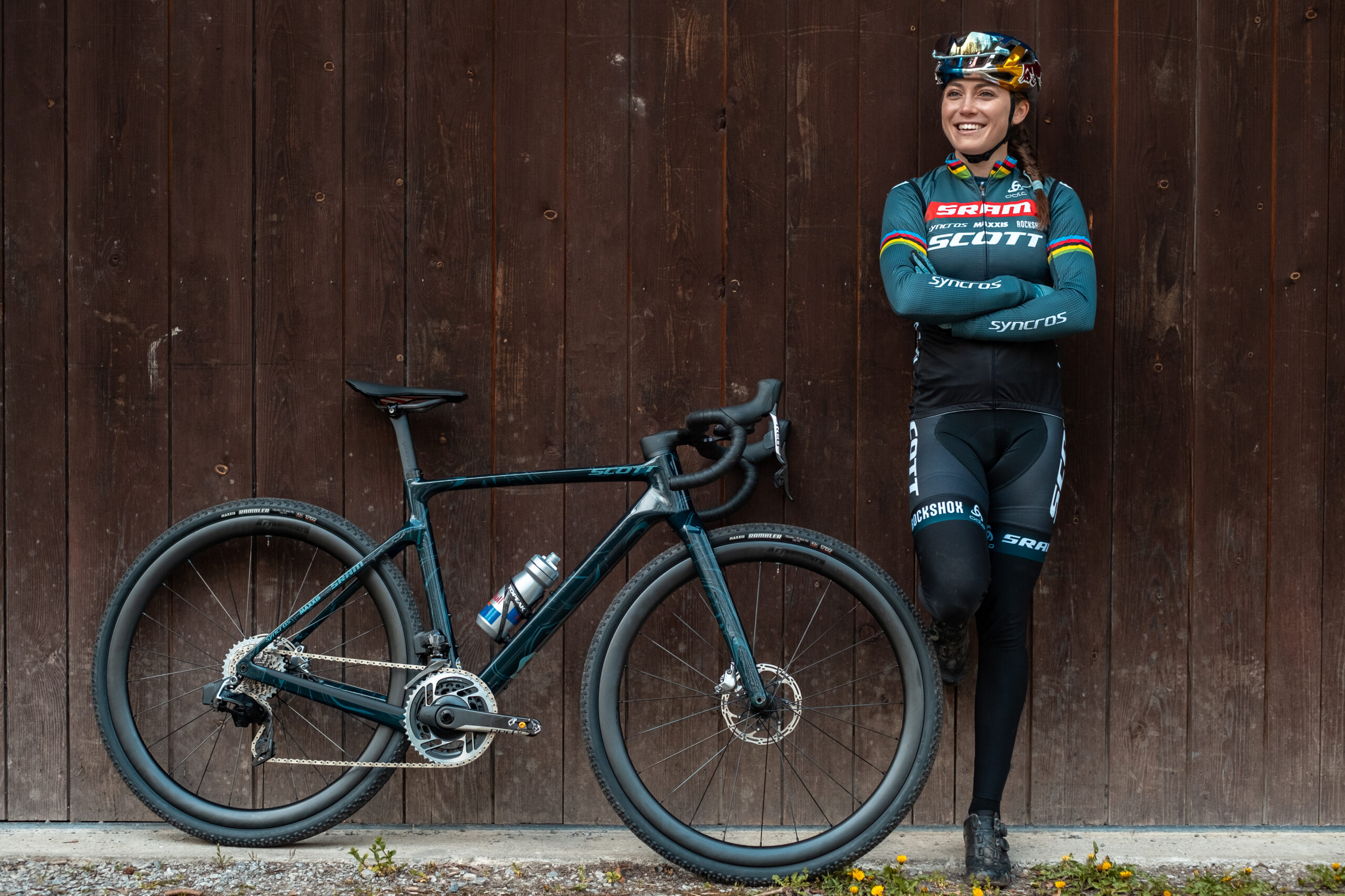 Velobraucēja ar velosipēdu